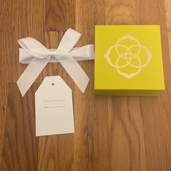 Kendra Scott Gift Boxing Set ✨ - Picture 2 of 3